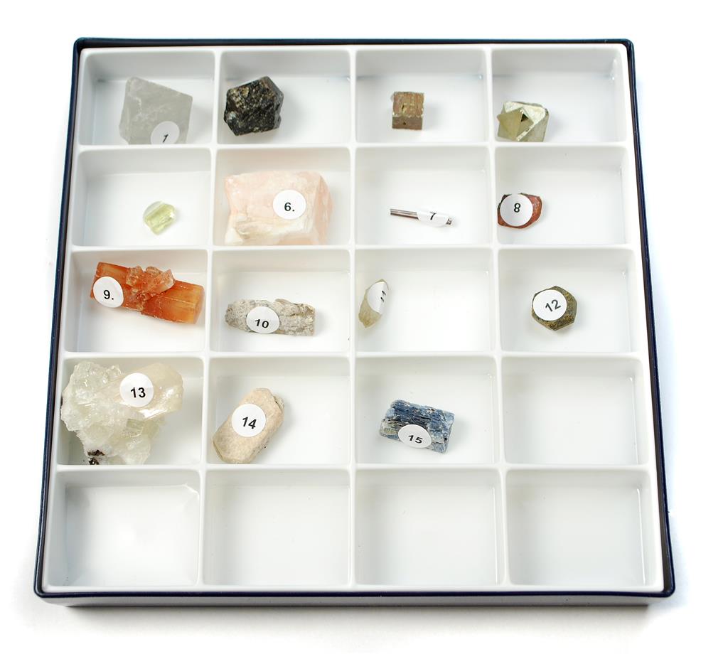 Sammlung von 15 natürlichen Kristallen 