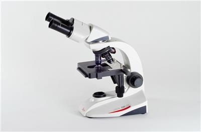 Binokulares Mikroskop Leica DM300 mit Kreuztisch, 40 x - 1000 x